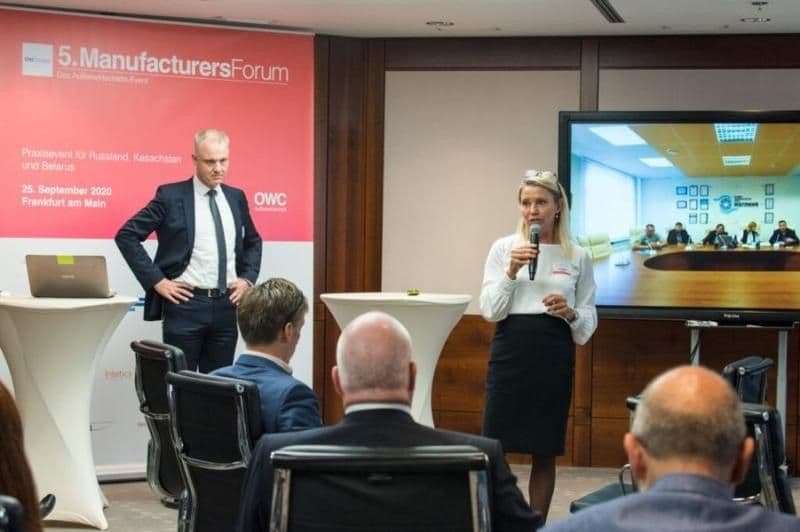 Zoë Harries speaking on investment at a manufacturers forum