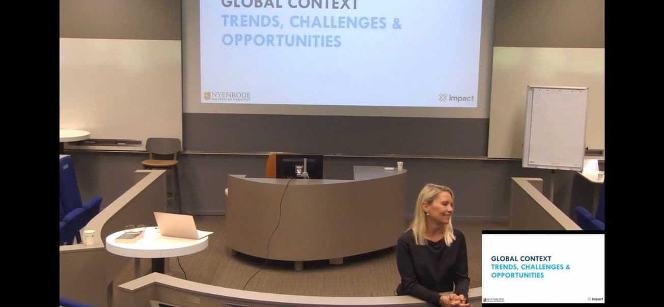 Zoë Harries lecturing on global FDI investment trends at Nyenrode